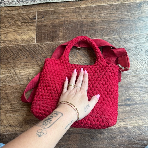 Elegant Red Woven Handbag - Picture 5 of 5